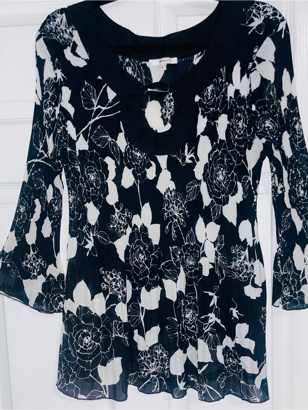NICOLA Black and White Floral Keyhole Top light and comfy
